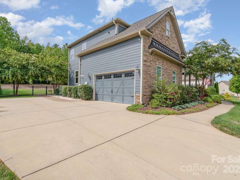 6211 Jepson Court, Charlotte, NC 28214.  MLS# CAR4293083, YatesRealty ID 35158. Over sized 2 car side load garage with long driveway on a private road off of the main road.