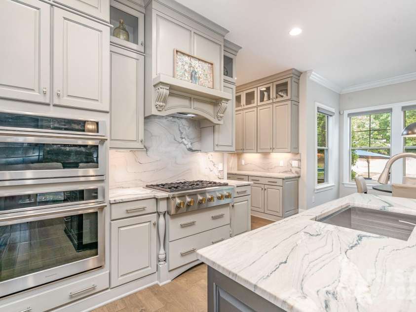 6211 Jepson Court, Charlotte, NC 28214.  MLS# CAR4293083, YatesRealty ID 35158. Quartzite counter tops with full height backsplash.
