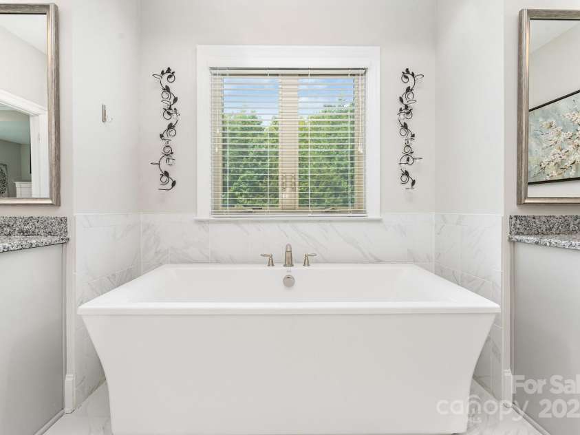 6211 Jepson Court, Charlotte, NC 28214.  MLS# CAR4293083, YatesRealty ID 35158. Stand alone soaking tub - Primary bathroom