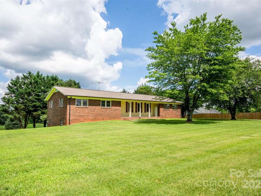 224 Mountain View Road, Statesville, NC 28625.  MLS# CAR4278569, YatesRealty ID 35159. 