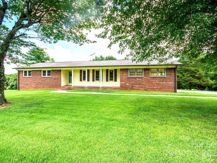 224 Mountain View Road, Statesville, NC 28625.  MLS# CAR4278569, YatesRealty ID 35159. 
