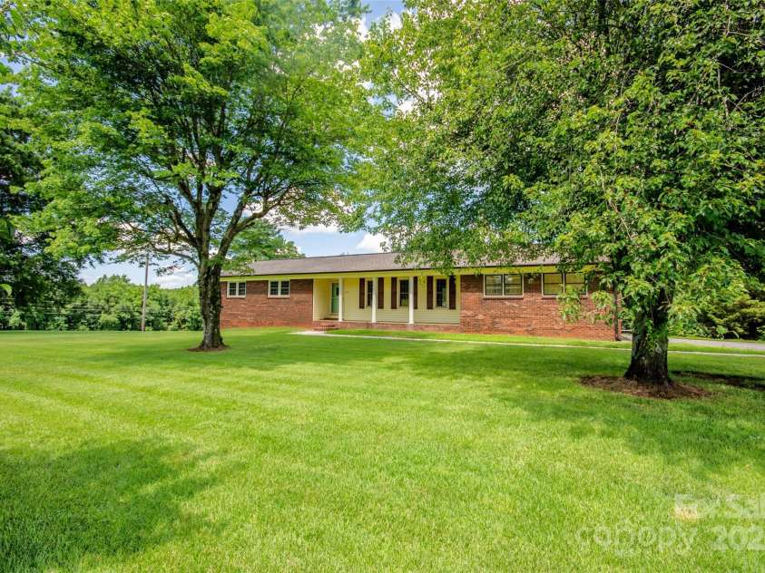 224 Mountain View Road, Statesville, NC 28625.  MLS# CAR4278569, YatesRealty ID 35159. 