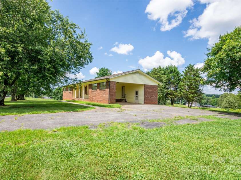 224 Mountain View Road, Statesville, NC 28625.  MLS# CAR4278569, YatesRealty ID 35159. 