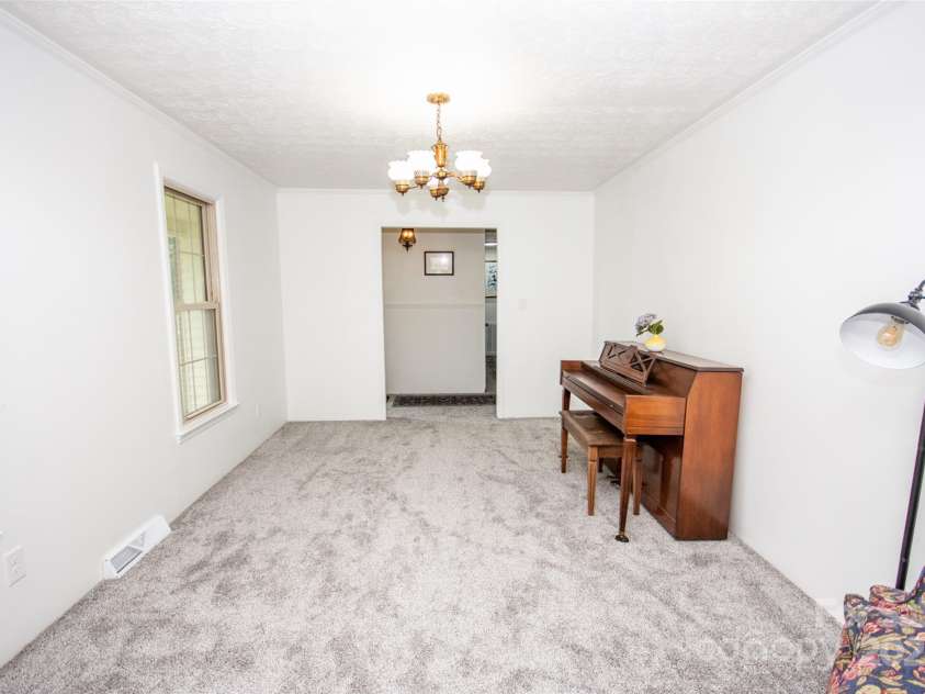 224 Mountain View Road, Statesville, NC 28625.  MLS# CAR4278569, YatesRealty ID 35159. 