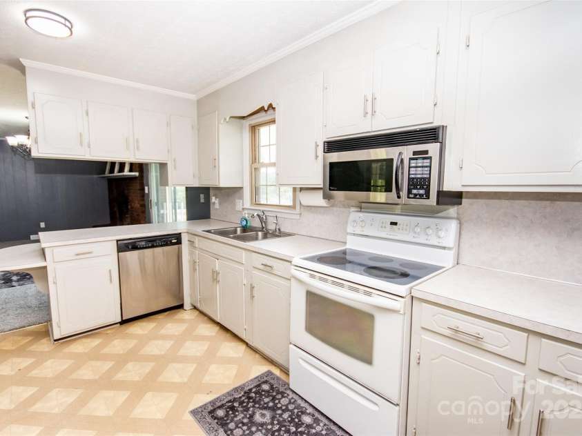 224 Mountain View Road, Statesville, NC 28625.  MLS# CAR4278569, YatesRealty ID 35159. 