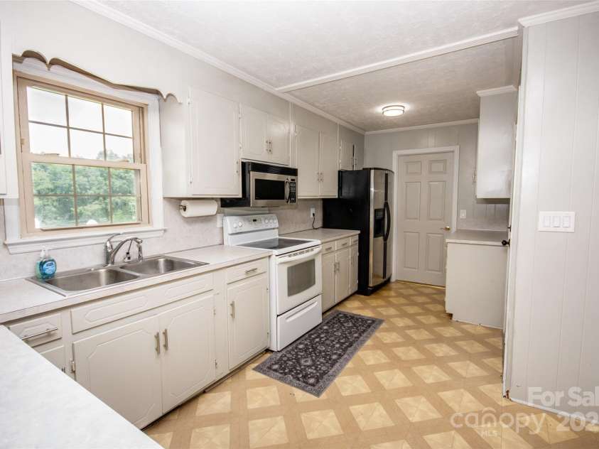 224 Mountain View Road, Statesville, NC 28625.  MLS# CAR4278569, YatesRealty ID 35159. 