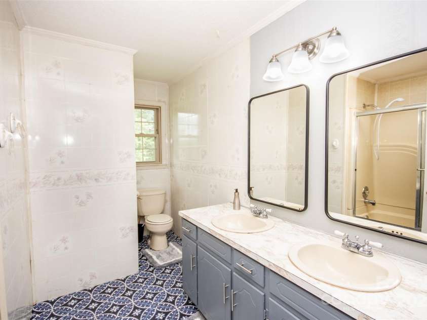 224 Mountain View Road, Statesville, NC 28625.  MLS# CAR4278569, YatesRealty ID 35159. 