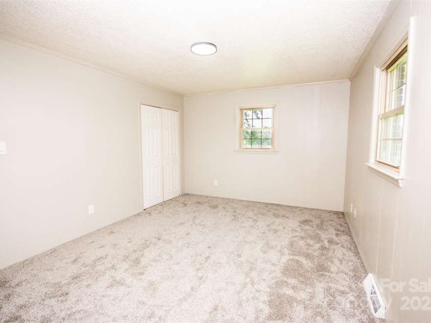 224 Mountain View Road, Statesville, NC 28625.  MLS# CAR4278569, YatesRealty ID 35159. 