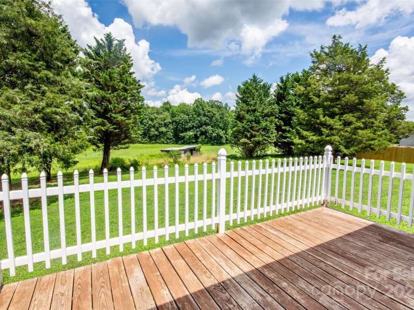 224 Mountain View Road, Statesville, NC 28625.  MLS# CAR4278569, YatesRealty ID 35159. 