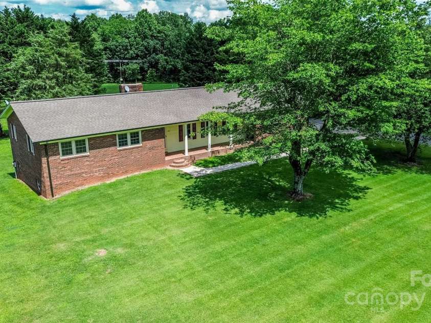 224 Mountain View Road, Statesville, NC 28625.  MLS# CAR4278569, YatesRealty ID 35159. 