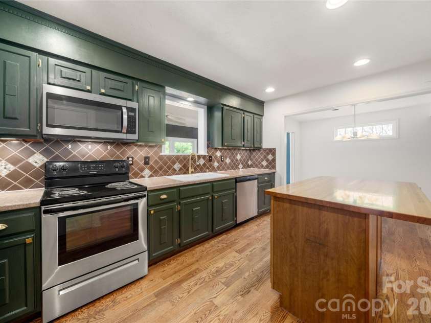 8 Wedgewood Drive, Mills River, NC 28759.  MLS# CAR4398096, YatesRealty ID 35159. Beautiful butcher block breakfast bar