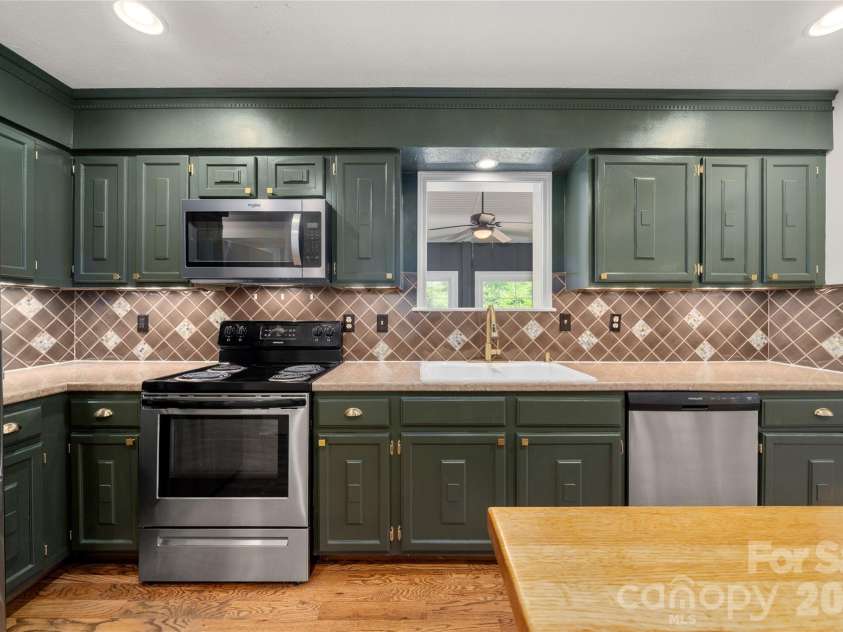 8 Wedgewood Drive, Mills River, NC 28759.  MLS# CAR4398096, YatesRealty ID 35159. Gorgeous kitchen with double sinks, tile backsplash, massive cabinet storage and prep space.