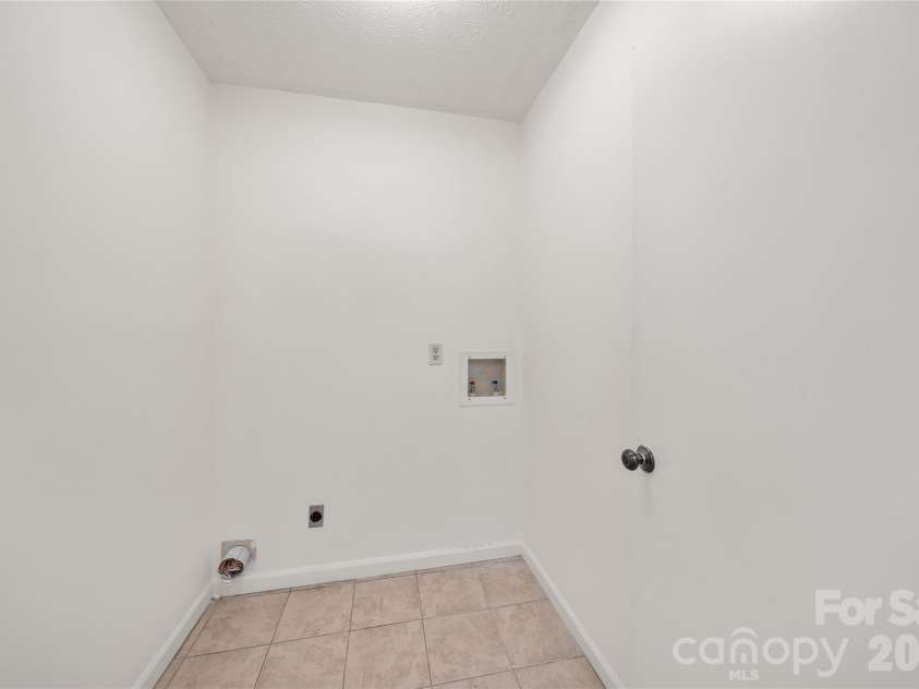 8 Wedgewood Drive, Mills River, NC 28759.  MLS# CAR4398096, YatesRealty ID 35159. Huge separate laundry room off kitchen