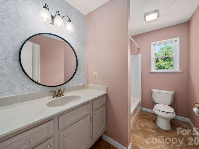 8 Wedgewood Drive, Mills River, NC 28759.  MLS# CAR4398096, YatesRealty ID 35159. Spacious hall full bath