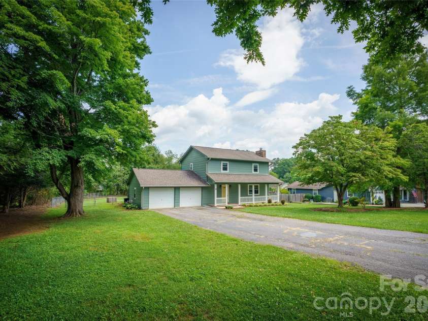 8 Wedgewood Drive, Mills River, NC 28759.  MLS# CAR4398096, YatesRealty ID 35159. The long spacious driveway can accommodate multiple vehicles