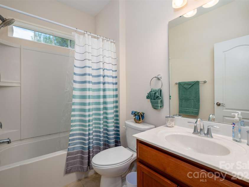 2050 Aberdeen Lane, Indian Land, SC 29707.  MLS# CAR4294584, YatesRealty ID 35161. Secondary Bath With Full Tub Enclosure