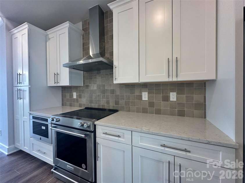 2035 Clarksdale Drive, Charlotte, NC 28206.  MLS# CAR4227622, YatesRealty ID 35165. Upgraded Kitchen / Appliance Package