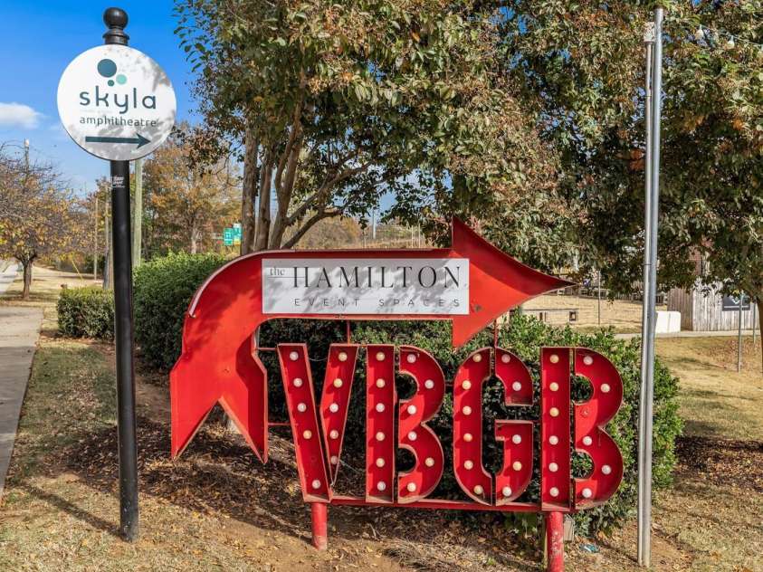 2013 Clarksdale Drive, Charlotte, NC 28206.  MLS# CAR4254067, YatesRealty ID 35166. 