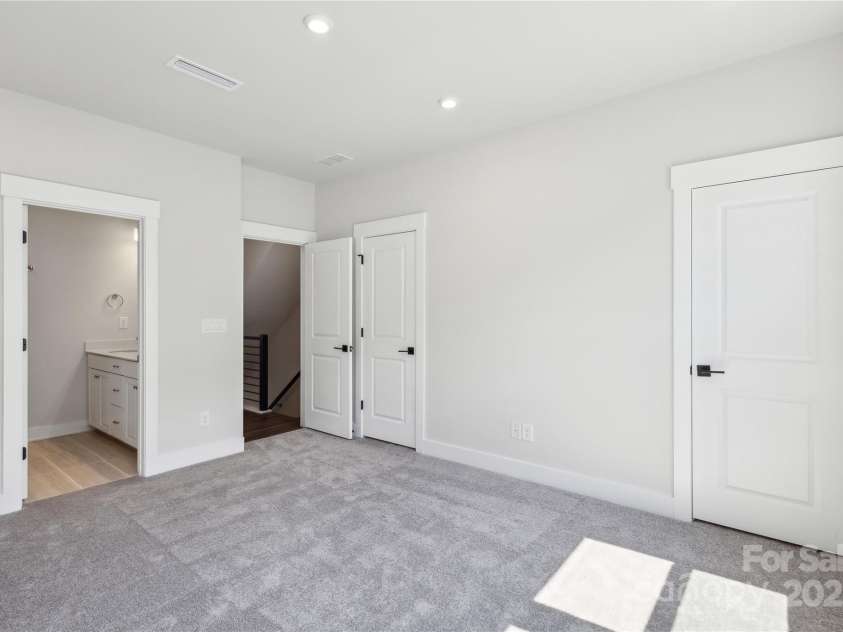 2013 Clarksdale Drive, Charlotte, NC 28206.  MLS# CAR4254067, YatesRealty ID 35166. Primary Bedroom