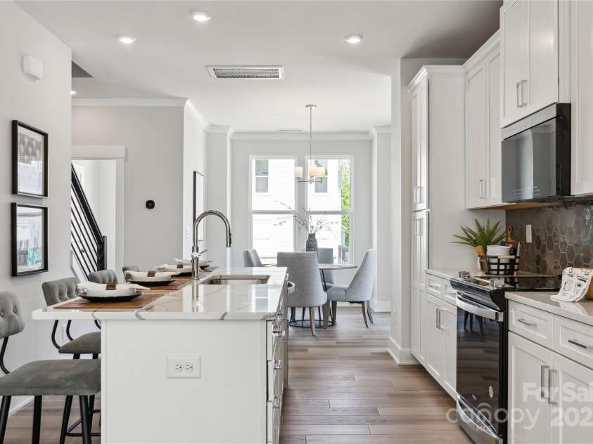 2009 Clarksdale Drive, Charlotte, NC 28206.  MLS# CAR4256471, YatesRealty ID 35167. 