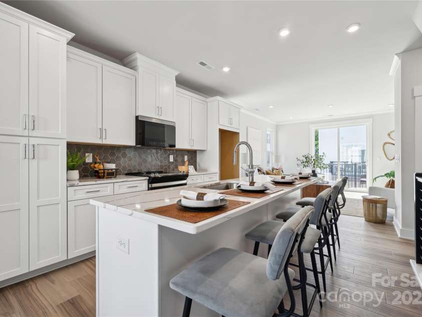 2009 Clarksdale Drive, Charlotte, NC 28206.  MLS# CAR4256471, YatesRealty ID 35167. 