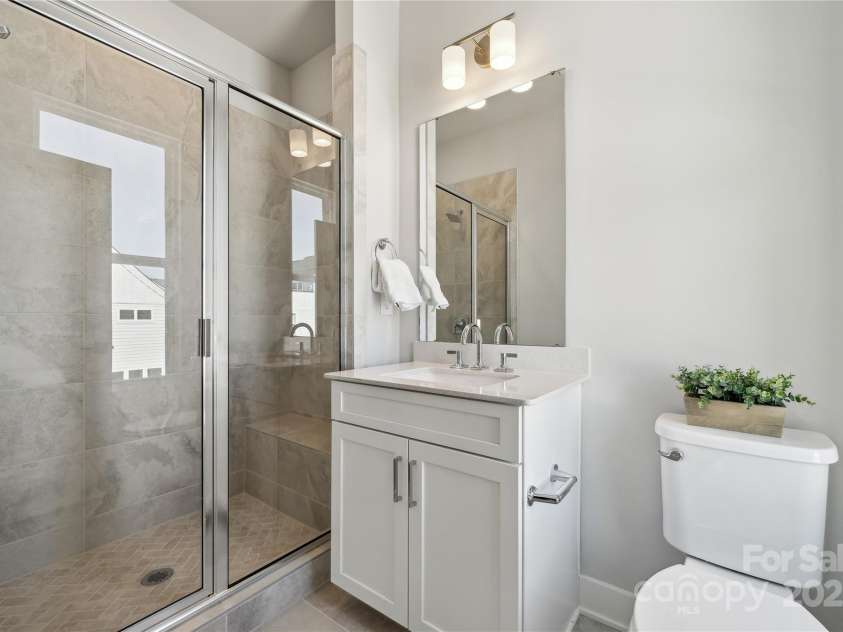 2009 Clarksdale Drive, Charlotte, NC 28206.  MLS# CAR4256471, YatesRealty ID 35167. En-suite Guest Bath