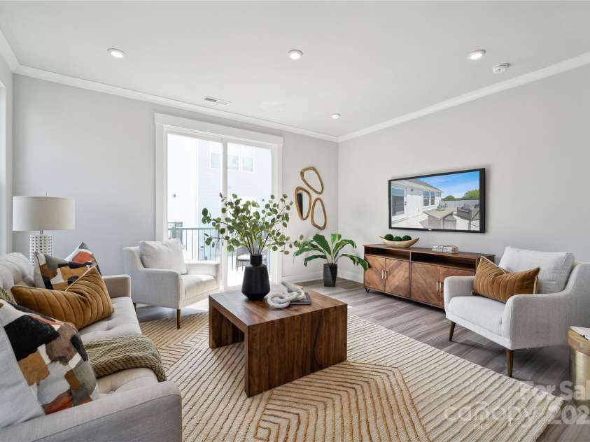 2009 Clarksdale Drive, Charlotte, NC 28206.  MLS# CAR4256471, YatesRealty ID 35167. Spacious Greatroom