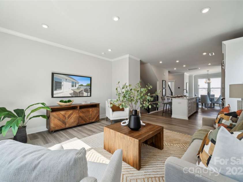 2009 Clarksdale Drive, Charlotte, NC 28206.  MLS# CAR4256471, YatesRealty ID 35167. Spacious Greatroom