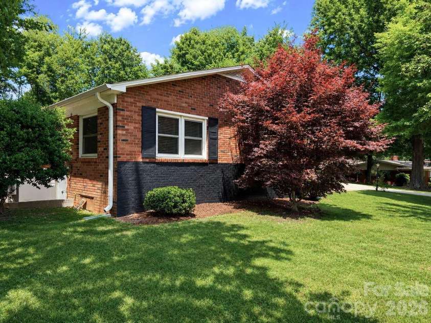 706 Hedrick Drive, Statesville, NC 28677.  MLS# CAR4399406, YatesRealty ID 35168. 