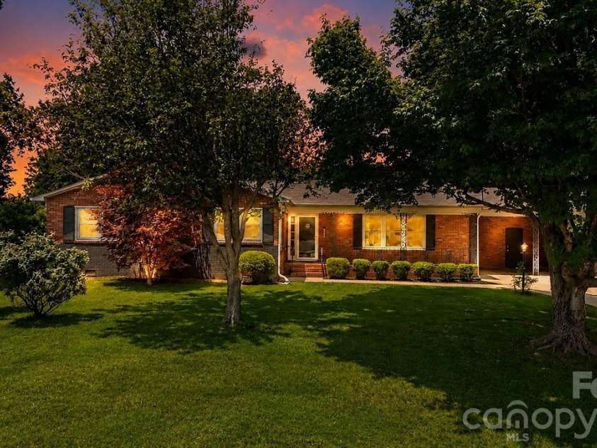 706 Hedrick Drive, Statesville, NC 28677.  MLS# CAR4399406, YatesRealty ID 35168. 