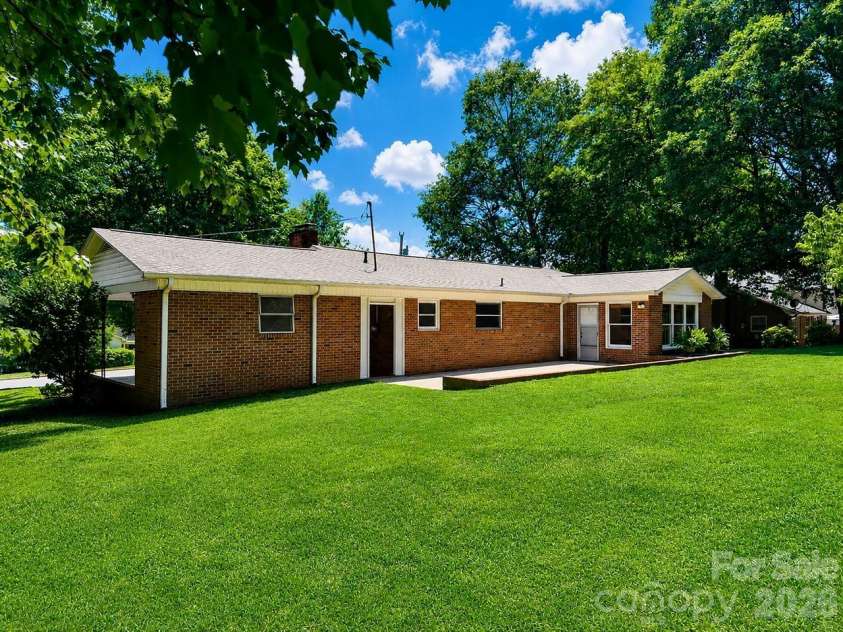706 Hedrick Drive, Statesville, NC 28677.  MLS# CAR4399406, YatesRealty ID 35168. 
