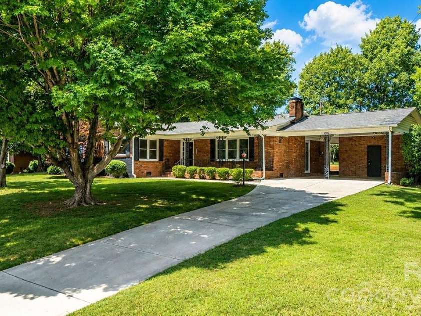 706 Hedrick Drive, Statesville, NC 28677.  MLS# CAR4399406, YatesRealty ID 35168. Front Porch