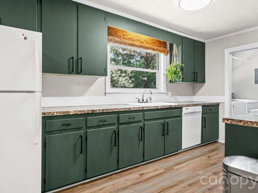 706 Hedrick Drive, Statesville, NC 28677.  MLS# CAR4399406, YatesRealty ID 35168. Updated Kitchen
