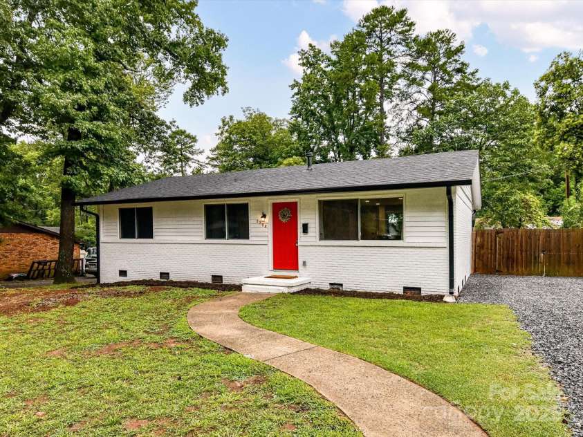 2508 Carrington Court, Charlotte, NC 28208.  MLS# CAR4288824, YatesRealty ID 35169. Welcome home to 2508 Carrington Ct!