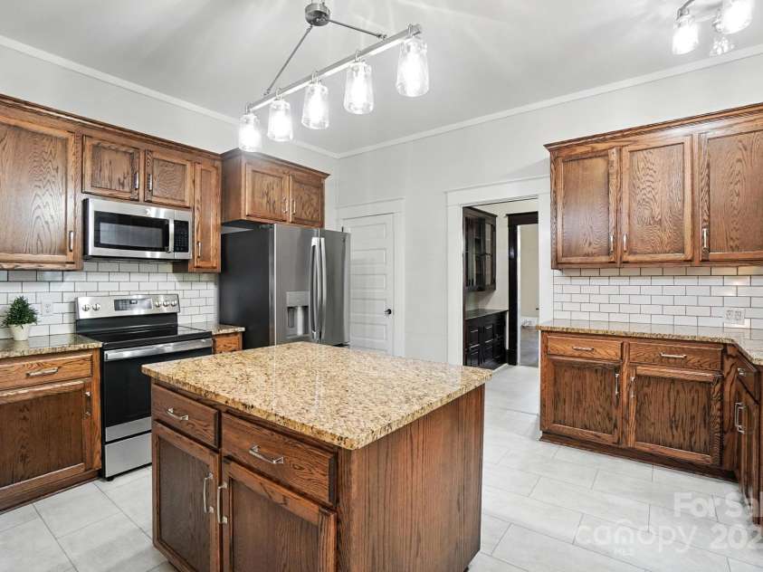 502 Elm Street, Marshville, NC 28103.  MLS# CAR4285320, YatesRealty ID 35172. Granite Countertops, Real Oak Cabinets, Farmhouse Sink, White Subway Tile backsplash