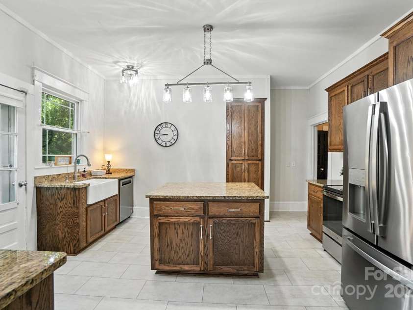 502 Elm Street, Marshville, NC 28103.  MLS# CAR4285320, YatesRealty ID 35172. Granite Countertops, Real Oak Cabinets, Farmhouse Sink, White Subway Tile backsplash