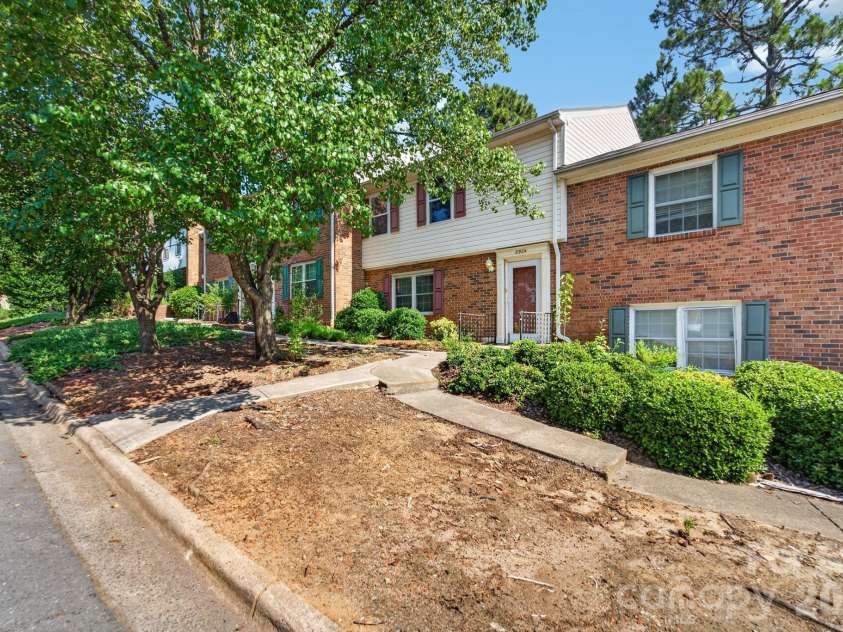 8904 Hunter Ridge Drive, Charlotte, NC 28226.  MLS# CAR4400418, YatesRealty ID 35172. 