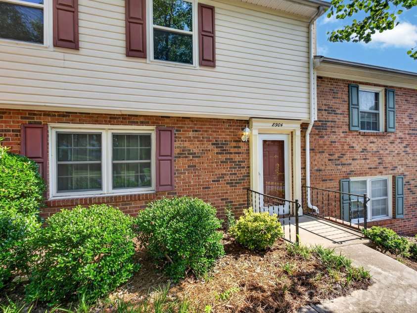 8904 Hunter Ridge Drive, Charlotte, NC 28226.  MLS# CAR4400418, YatesRealty ID 35172. 