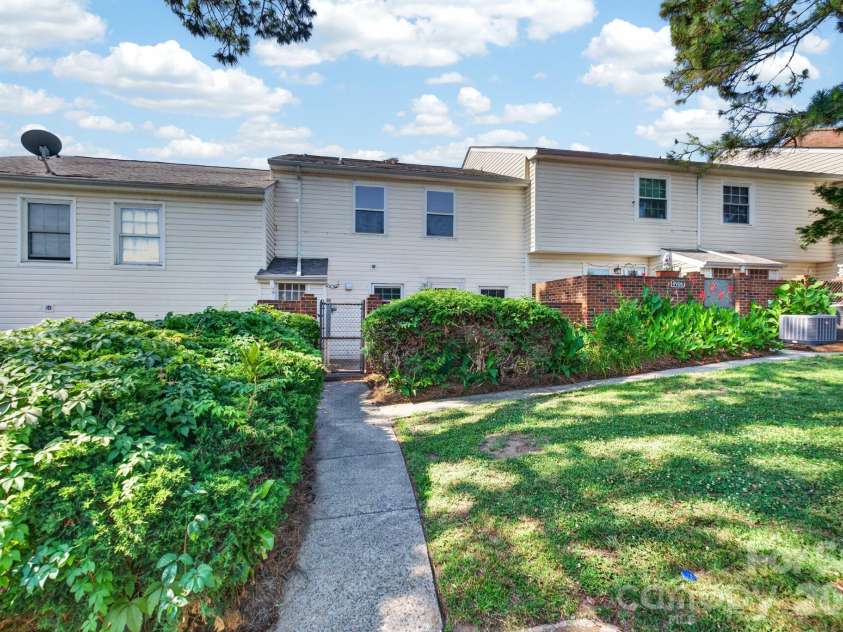 8904 Hunter Ridge Drive, Charlotte, NC 28226.  MLS# CAR4400418, YatesRealty ID 35172. 