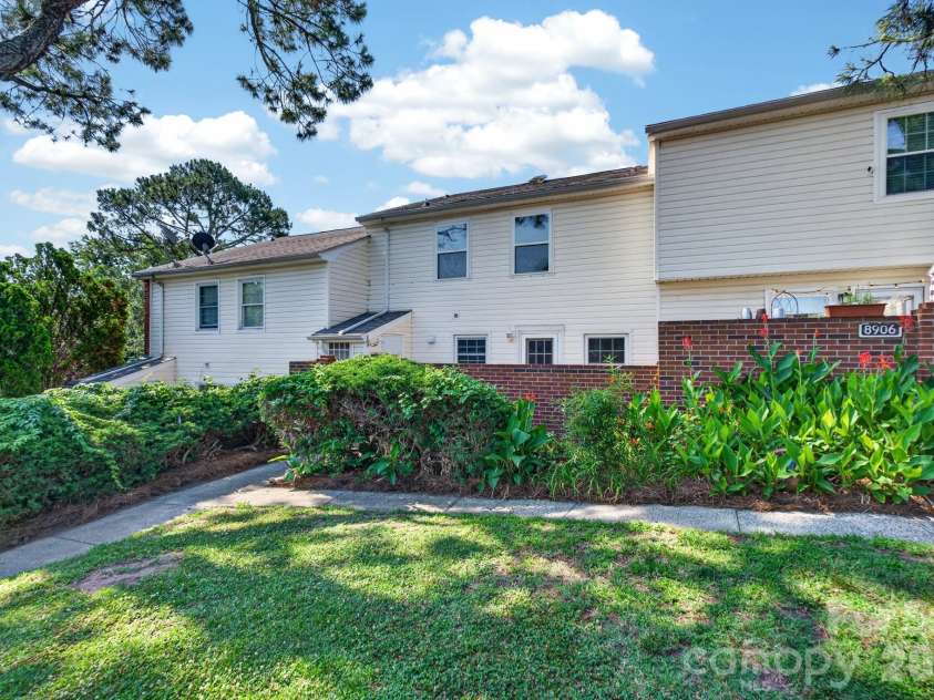 8904 Hunter Ridge Drive, Charlotte, NC 28226.  MLS# CAR4400418, YatesRealty ID 35172. 