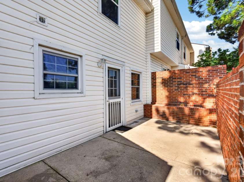 8904 Hunter Ridge Drive, Charlotte, NC 28226.  MLS# CAR4400418, YatesRealty ID 35172. 