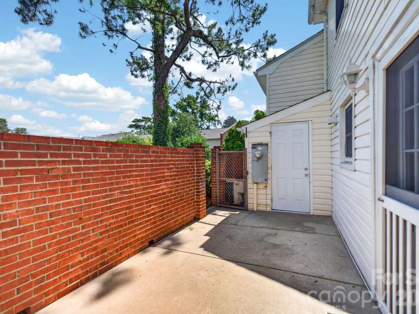 8904 Hunter Ridge Drive, Charlotte, NC 28226.  MLS# CAR4400418, YatesRealty ID 35172. 