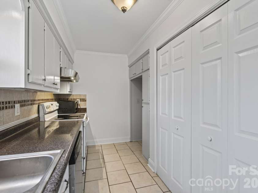 8904 Hunter Ridge Drive, Charlotte, NC 28226.  MLS# CAR4400418, YatesRealty ID 35172. 