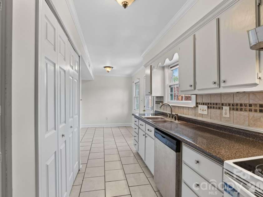 8904 Hunter Ridge Drive, Charlotte, NC 28226.  MLS# CAR4400418, YatesRealty ID 35172. 