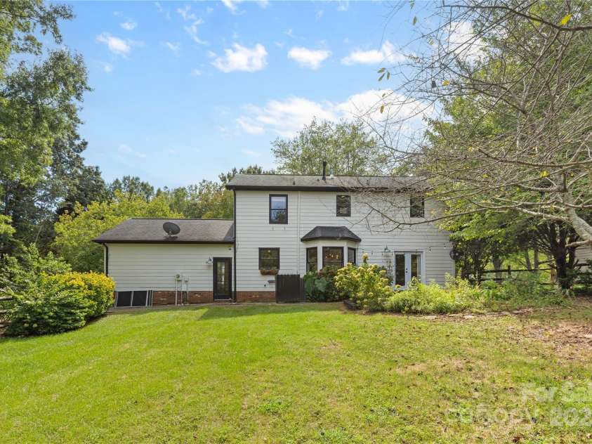 2359 Fernridge Lane, Matthews, NC 28105.  MLS# CAR4296338, YatesRealty ID 35175. Flat, usable back yard
