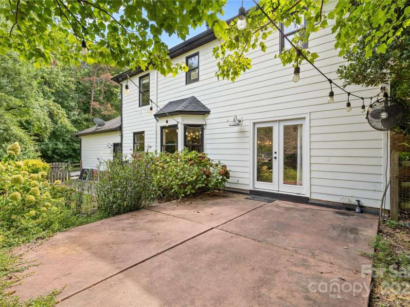 2359 Fernridge Lane, Matthews, NC 28105.  MLS# CAR4296338, YatesRealty ID 35175. Plenty of parking!