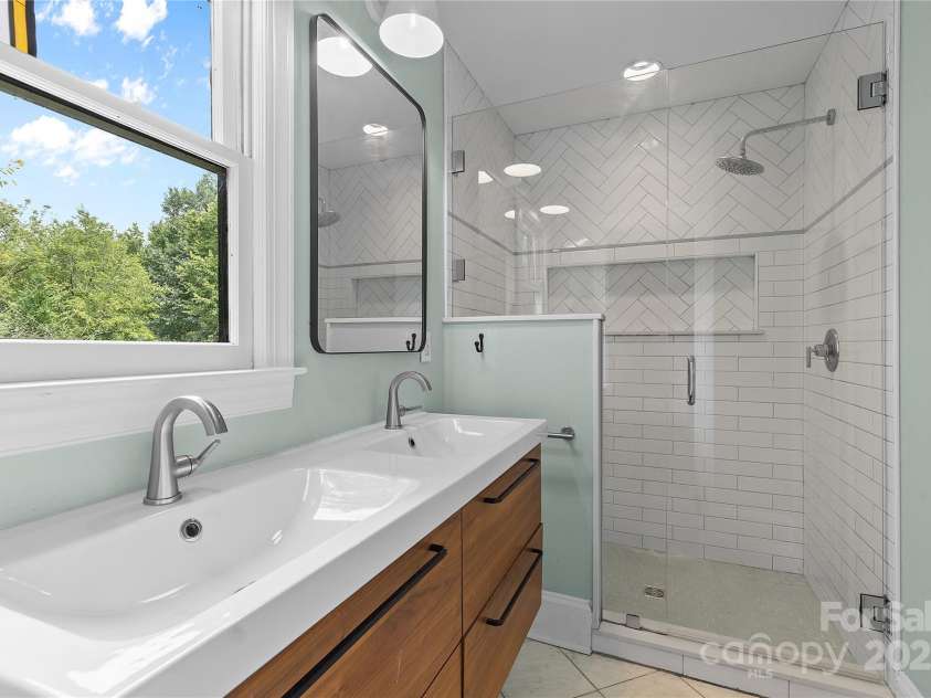 2359 Fernridge Lane, Matthews, NC 28105.  MLS# CAR4296338, YatesRealty ID 35175. Primary bath