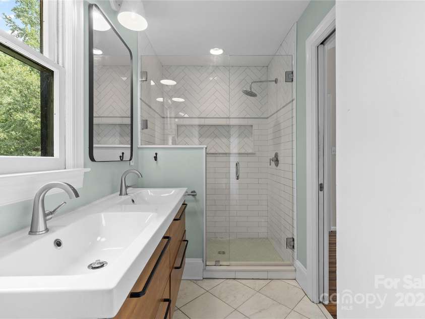 2359 Fernridge Lane, Matthews, NC 28105.  MLS# CAR4296338, YatesRealty ID 35175. Primary bath