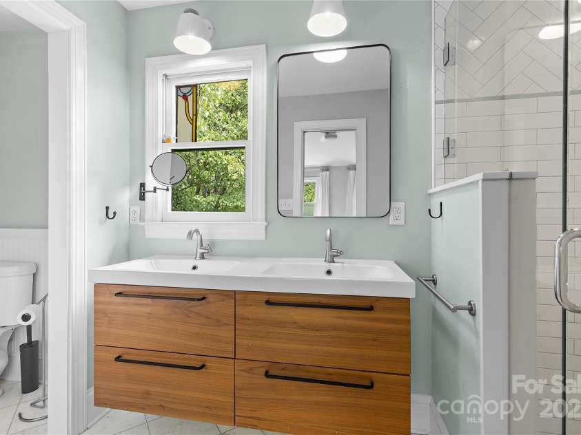 2359 Fernridge Lane, Matthews, NC 28105.  MLS# CAR4296338, YatesRealty ID 35175. Renovated primary bath