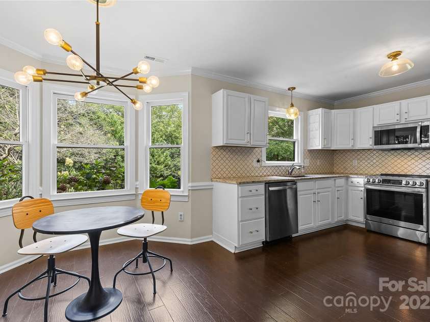 2359 Fernridge Lane, Matthews, NC 28105.  MLS# CAR4296338, YatesRealty ID 35175. Sweet kitchen w/eat-in area